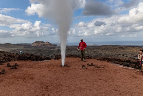 Vorführung vulkanischer Aktivitäten im Timanfaya Nationalpark