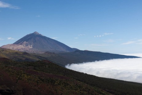 Teide mit Wolken im Krater