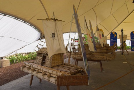 Schiffe bei Pyramiden von Guimar